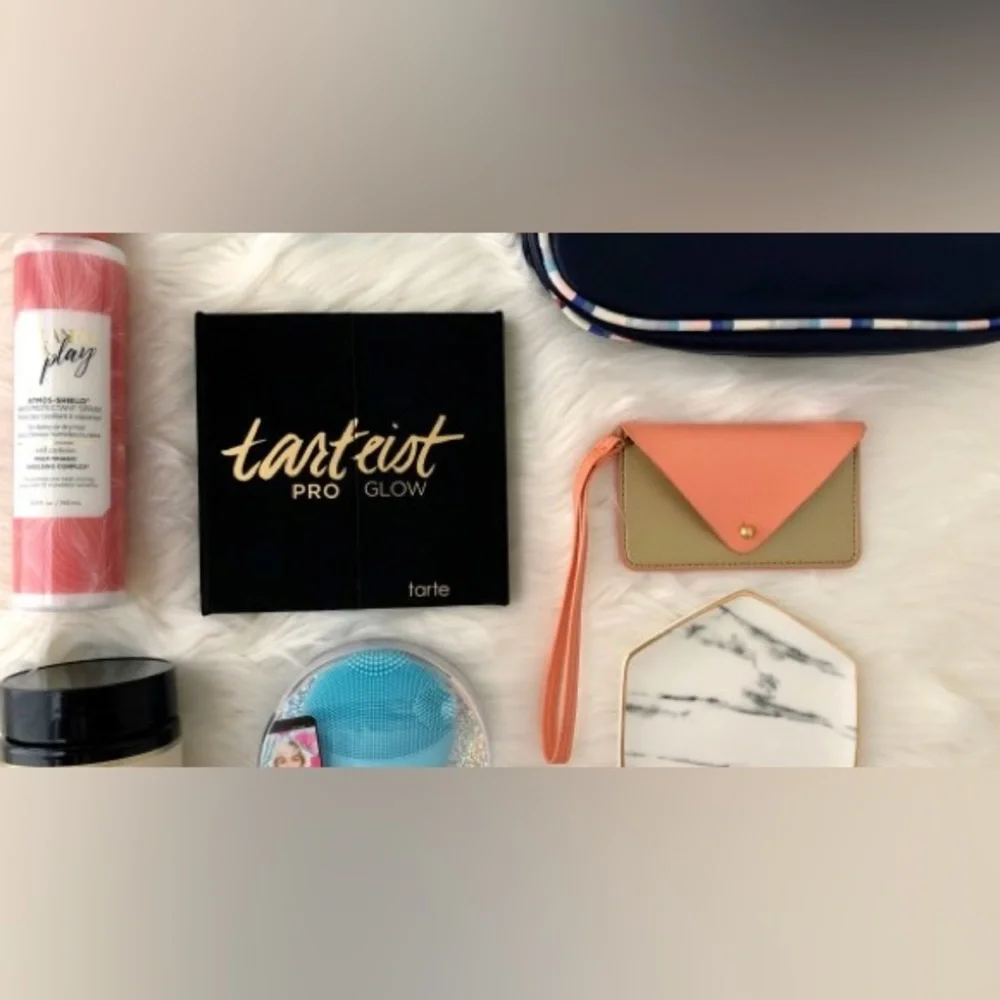 Card Wallet, Minor History Postscript Wallet, FabFitFun - Picture 5 of 5
